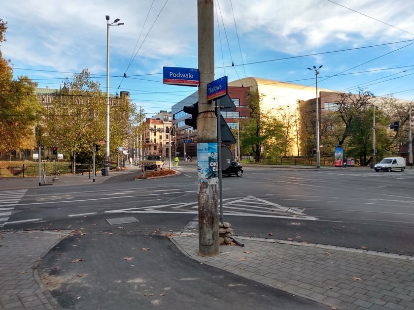 Na zdjęciu budowa drogi rowerowej wzdłuż ul. Sądowej, na odcinku od pl. Legionów do Promenady Staromiejskiej