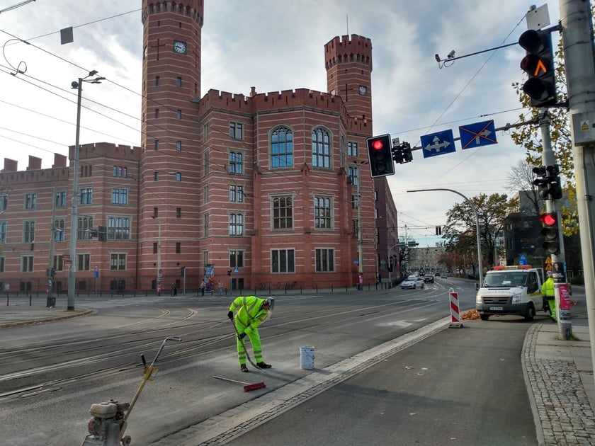 Na zdjęciu budowa drogi rowerowej wzdłuż ul. Sądowej, na odcinku od pl. Legionów do Promenady Staromiejskiej