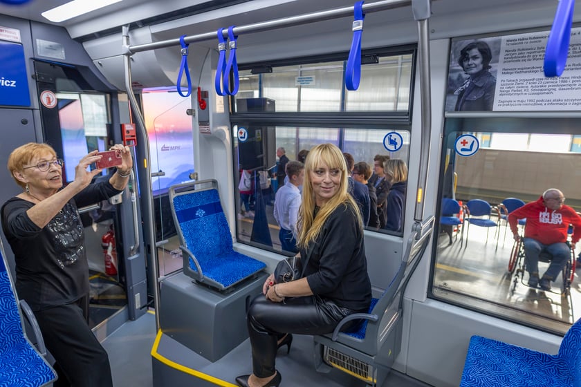 Uroczystość nadania imienia Wandy Rutkiewicz tramwajowi Moderus Gamma w zajezdni Borek