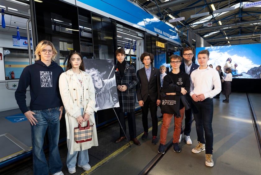 Uroczystość nadania imienia Wandy Rutkiewicz tramwajowi Moderus Gamma w zajezdni Borek