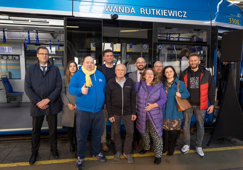 Uroczystość nadania imienia Wandy Rutkiewicz tramwajowi Moderus Gamma w zajezdni Borek