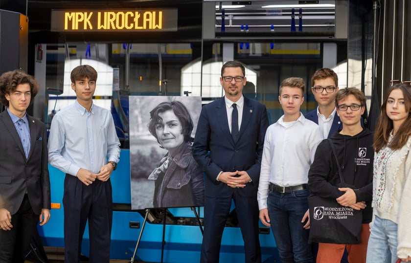 Uroczystość nadania imienia Wandy Rutkiewicz tramwajowi Moderus Gamma w zajezdni Borek
