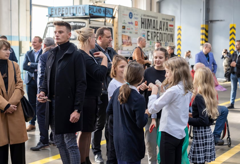 Uroczystość nadania imienia Wandy Rutkiewicz tramwajowi Moderus Gamma w zajezdni Borek