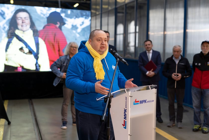 Uroczystość nadania imienia Wandy Rutkiewicz tramwajowi Moderus Gamma w zajezdni Borek