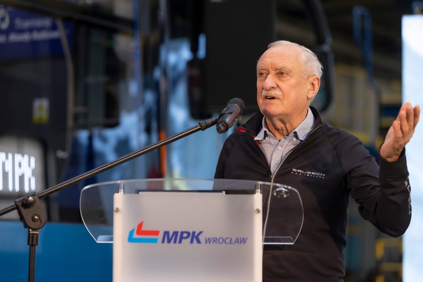 Uroczystość nadania imienia Wandy Rutkiewicz tramwajowi Moderus Gamma w zajezdni Borek