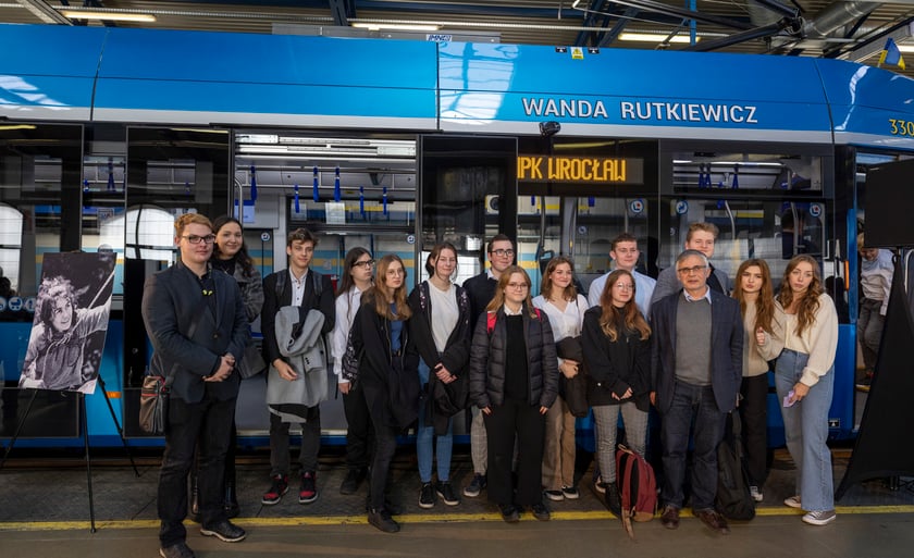 Uroczystość nadania imienia Wandy Rutkiewicz tramwajowi Moderus Gamma w zajezdni Borek