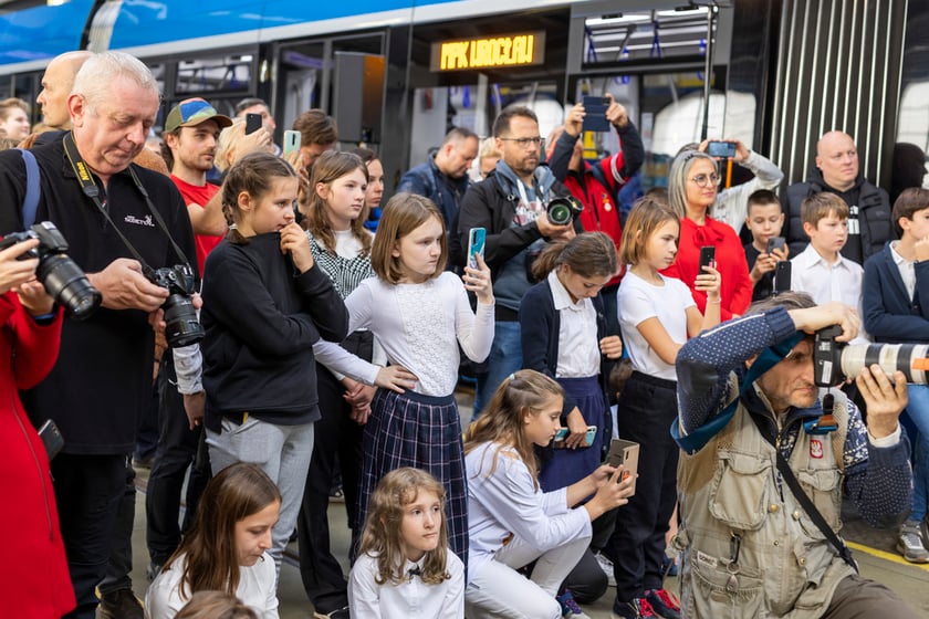 Uroczystość nadania imienia Wandy Rutkiewicz tramwajowi Moderus Gamma w zajezdni Borek
