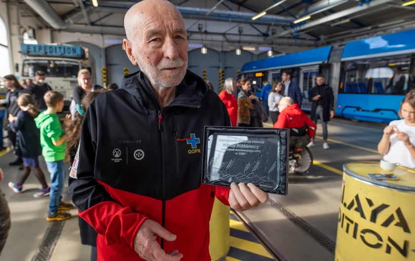 Uroczystość nadania imienia Wandy Rutkiewicz tramwajowi Moderus Gamma w zajezdni Borek
