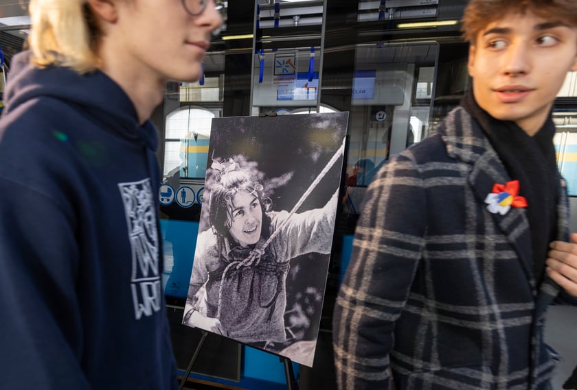 Uroczystość nadania imienia Wandy Rutkiewicz tramwajowi Moderus Gamma w zajezdni Borek