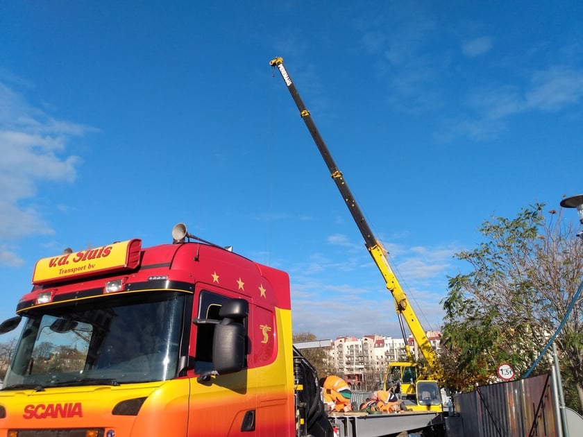 Układanie nowych dźwigarów na budowie mostu św. Klary