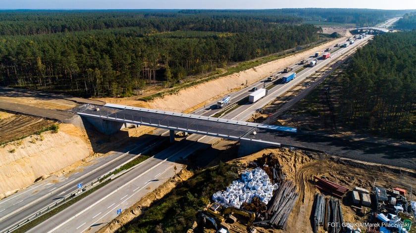 Na zdjęciu przebudowa drogi krajowej DK18 w autostradę A18