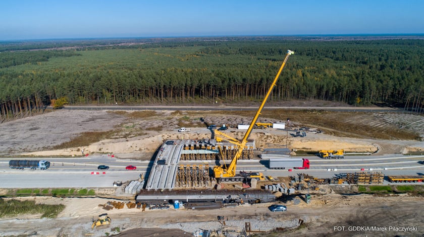 Na zdjęciu przebudowa drogi krajowej DK18 w autostradę A18