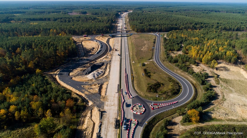 Na zdjęciu przebudowa drogi krajowej DK18 w autostradę A18