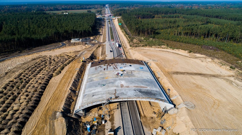 Na zdjęciu przebudowa drogi krajowej DK18 w autostradę A18