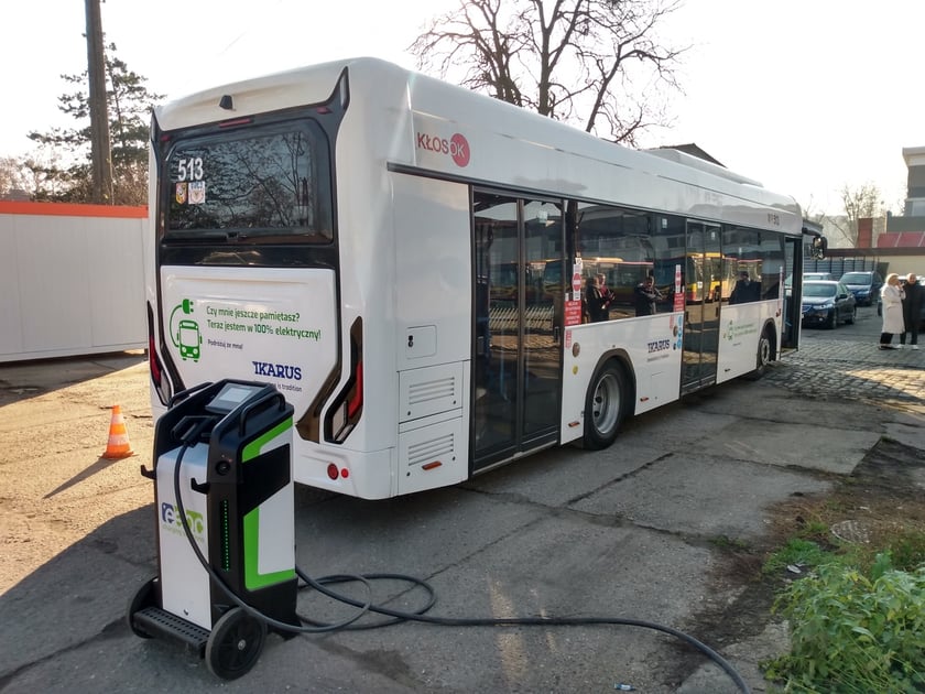 Na zdjęciu testowany autobus elektryczny marki Ikarus