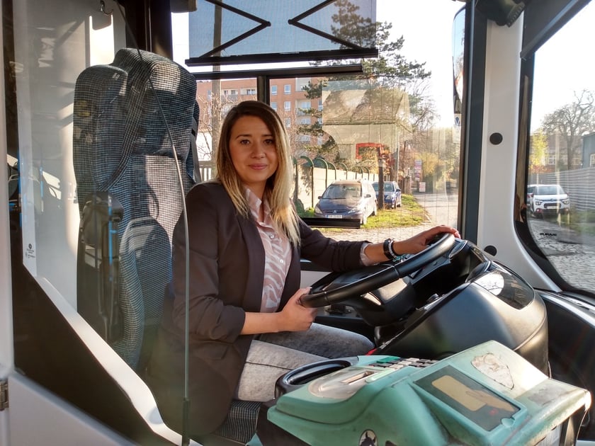 Za kierownicą elektrycznego Ikarusa siedzi kierowca Izabela Owsianko