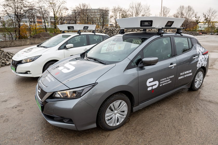 Na zdjęciu dwa samochody, które prowadzą e-kontrole parkingów we Wrocławiu