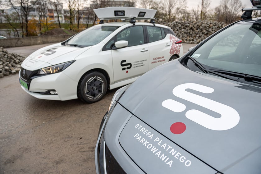 Na zdjęciu dwa samochody, które prowadzą e-kontrole parkingów we Wrocławiu