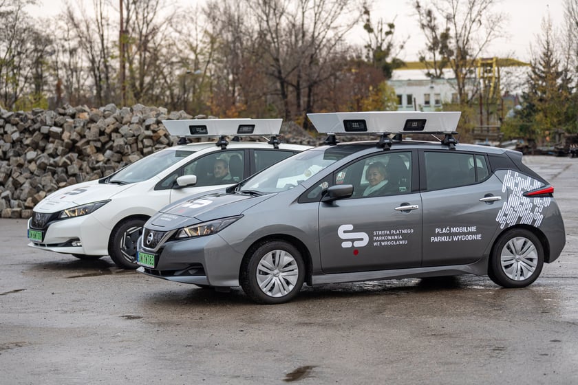 Na zdjęciu dwa samochody, które prowadzą e-kontrole parkingów we Wrocławiu