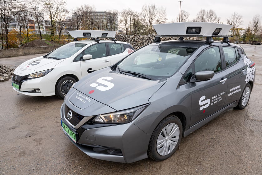 Na zdjęciu dwa samochody, które prowadzą e-kontrole parkingów we Wrocławiu