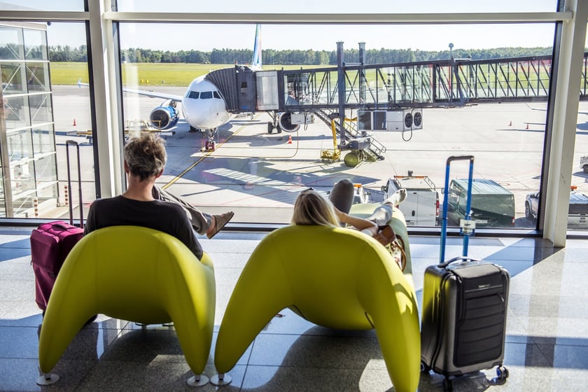 Na zdjęciu para czekająca na samolot na wrocławskim lotnisku