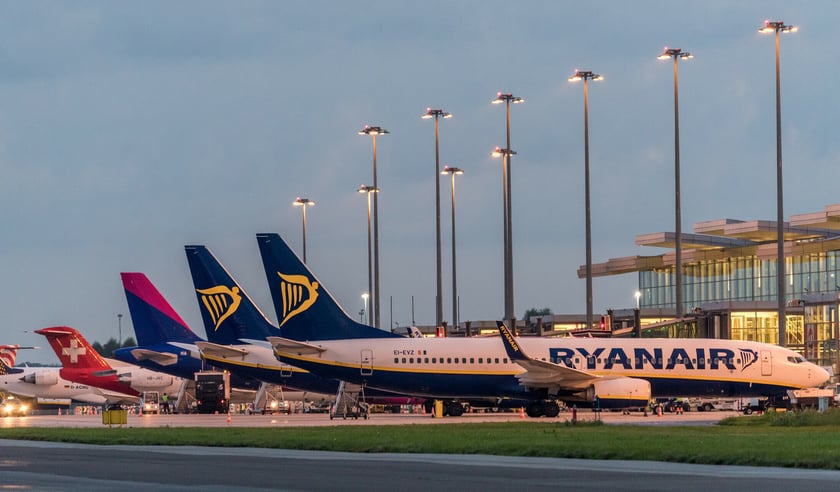 Na zdjęciu samoloty linii Ryainair, która obsłuży nowe połączenia do Brindisi i Sofii