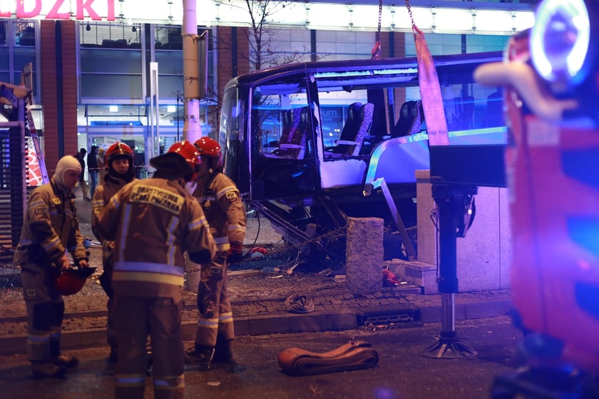 Wyciąganie autobusu z przejścia podziemnego na rondzie Reagana