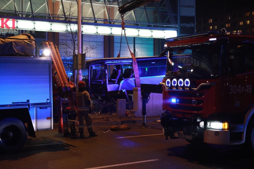 Wyciąganie autobusu z przejścia podziemnego na rondzie Reagana