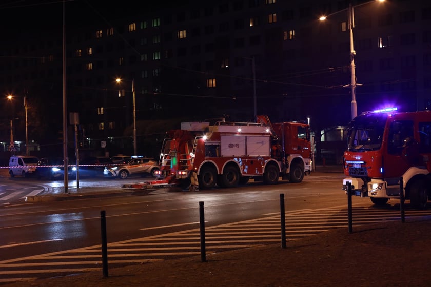 Wyciąganie autobusu z przejścia podziemnego na rondzie Reagana
