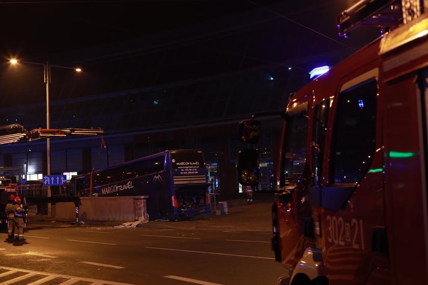 Wyciąganie autobusu z przejścia podziemnego na rondzie Reagana