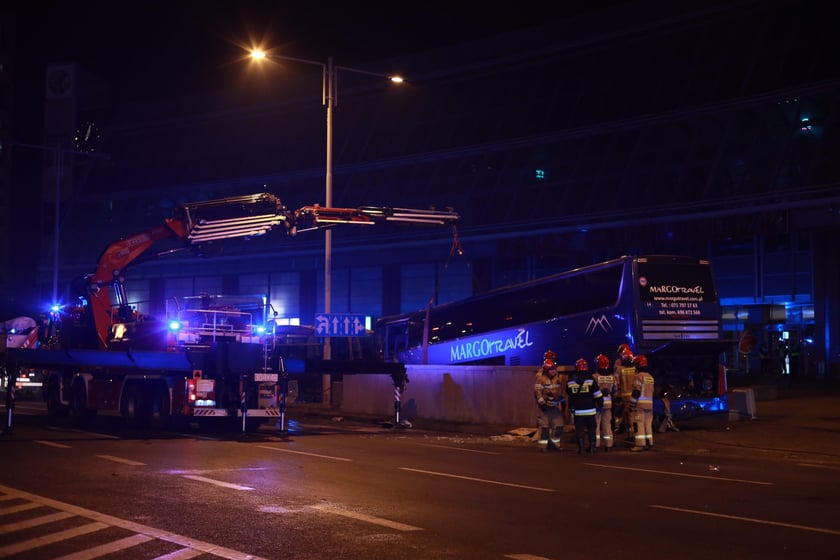Wyciąganie autobusu z przejścia podziemnego na rondzie Reagana
