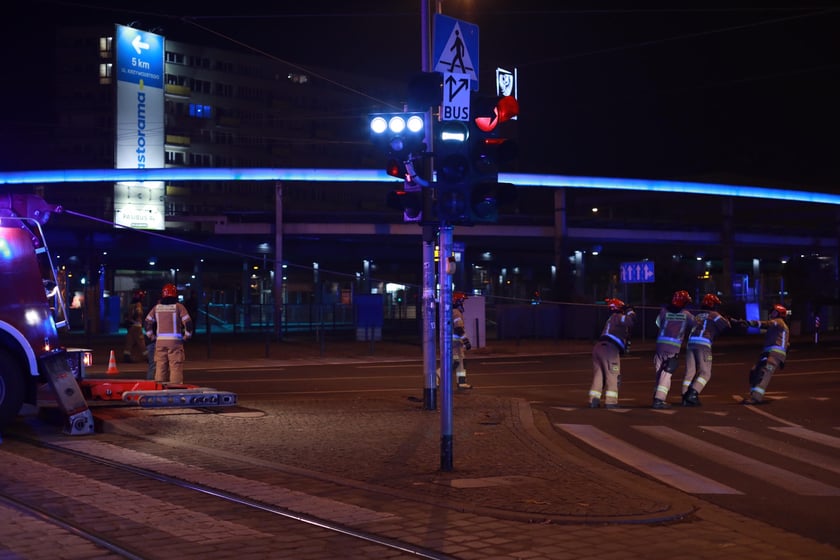 Wyciąganie autobusu z przejścia podziemnego na rondzie Reagana