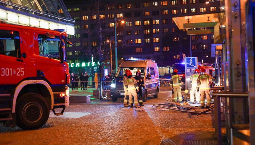 wypadek na rondzie Reagana, autobus wjechał w przejście podziemne