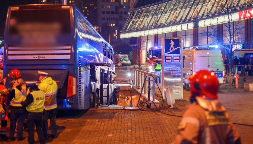 wypadek na rondzie Reagana, autobus wjechał w przejście podziemne