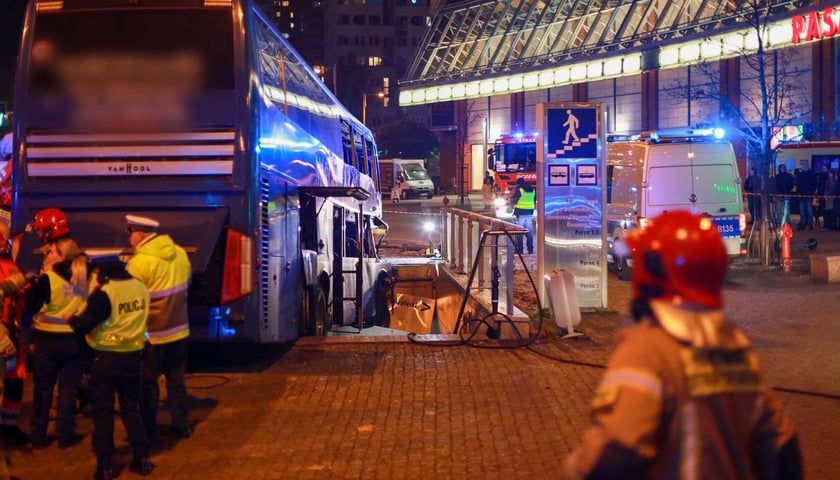 wypadek na rondzie Reagana, autobus wjechał w przejście podziemne