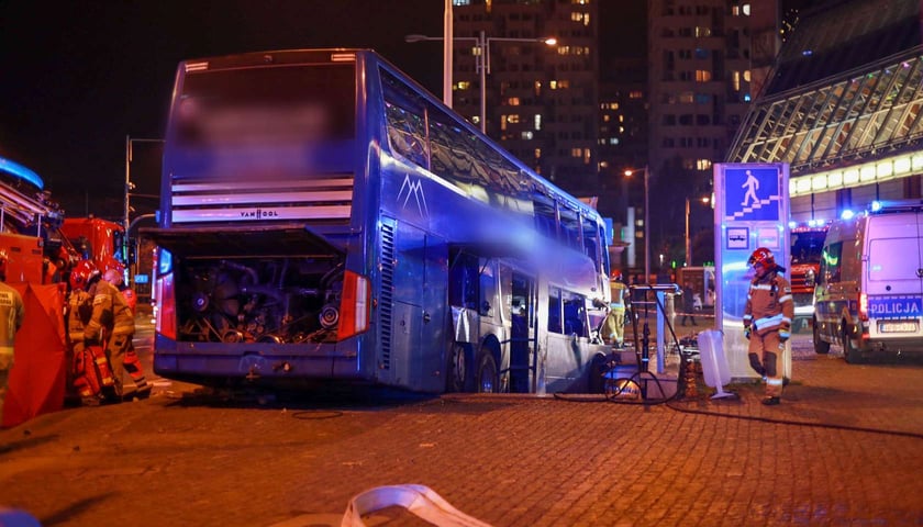 wypadek na rondzie Reagana, autobus wjechał w przejście podziemne