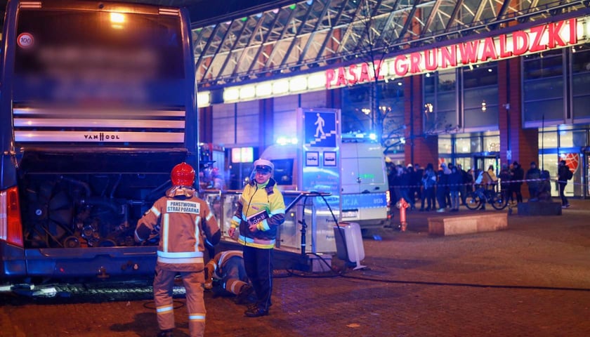 wypadek na rondzie Reagana, autobus wjechał w przejście podziemne