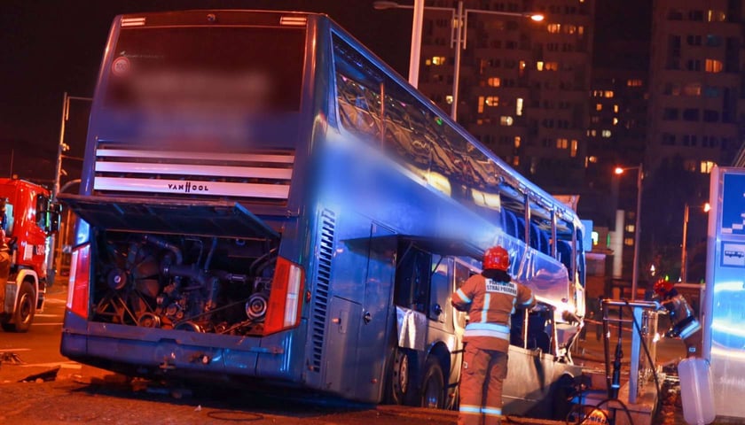 wypadek na rondzie Reagana, autobus wjechał w przejście podziemne