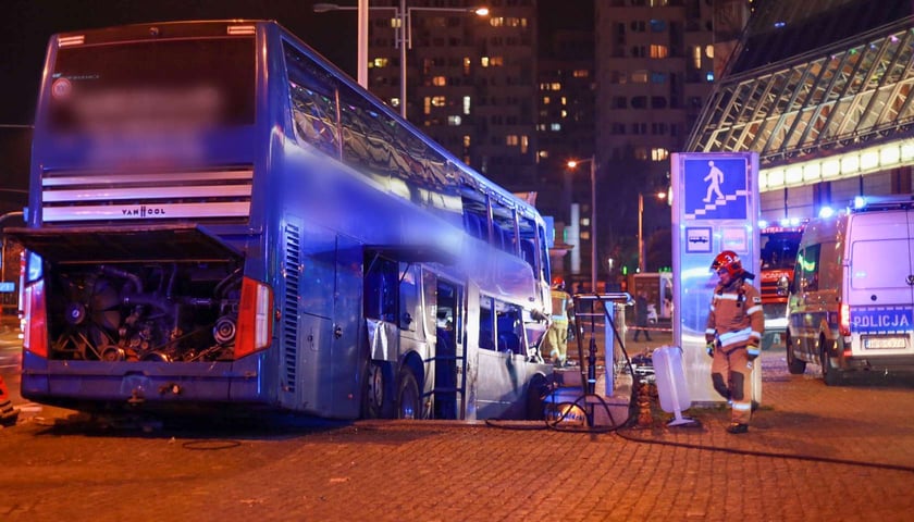 wypadek na rondzie Reagana, autobus wjechał w przejście podziemne