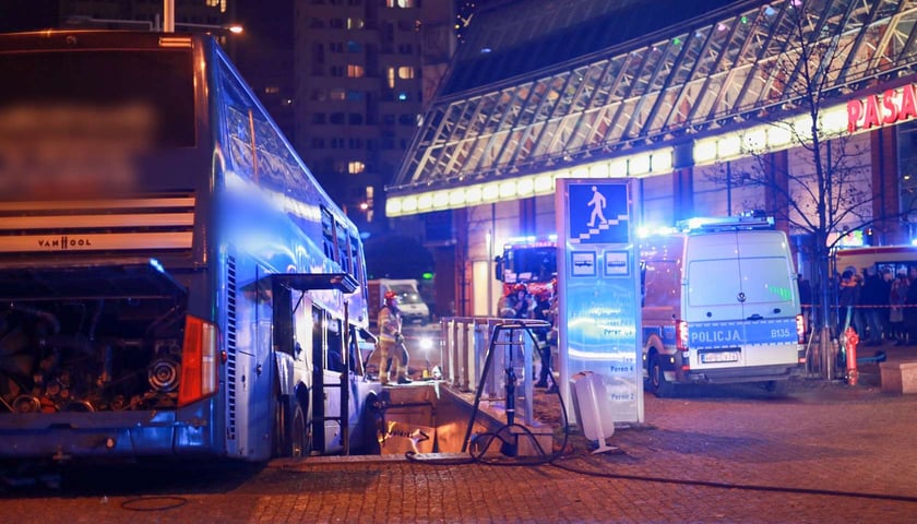 wypadek na rondzie Reagana, autobus wjechał w przejście podziemne