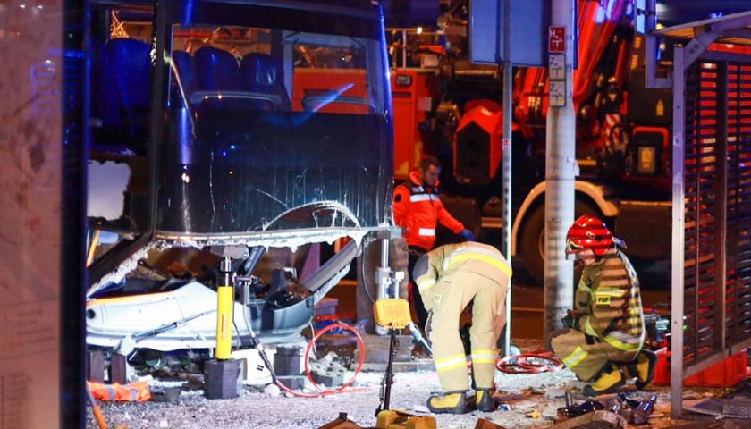 wypadek na rondzie Reagana, autobus wjechał w przejście podziemne