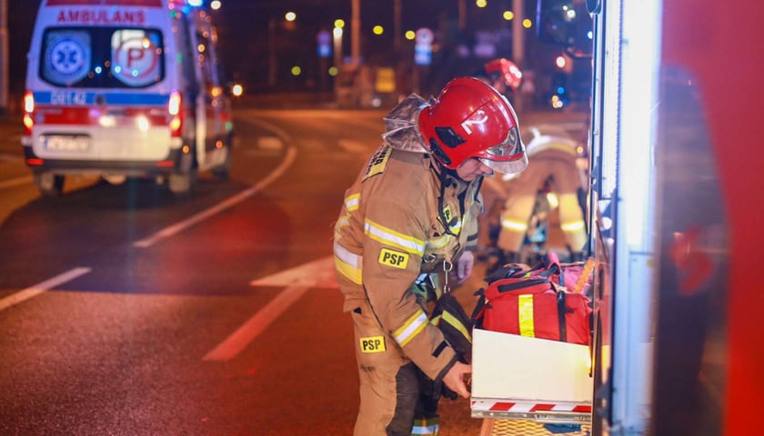 wypadek na rondzie Reagana, autobus wjechał w przejście podziemne