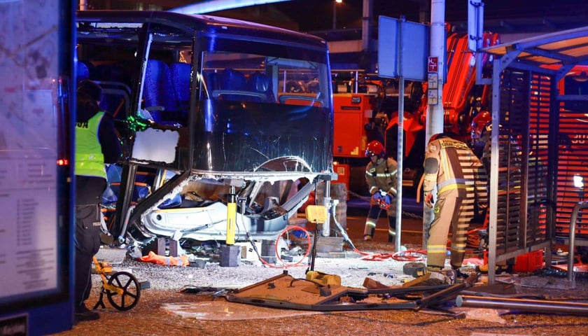 wypadek na rondzie Reagana, autobus wjechał w przejście podziemne
