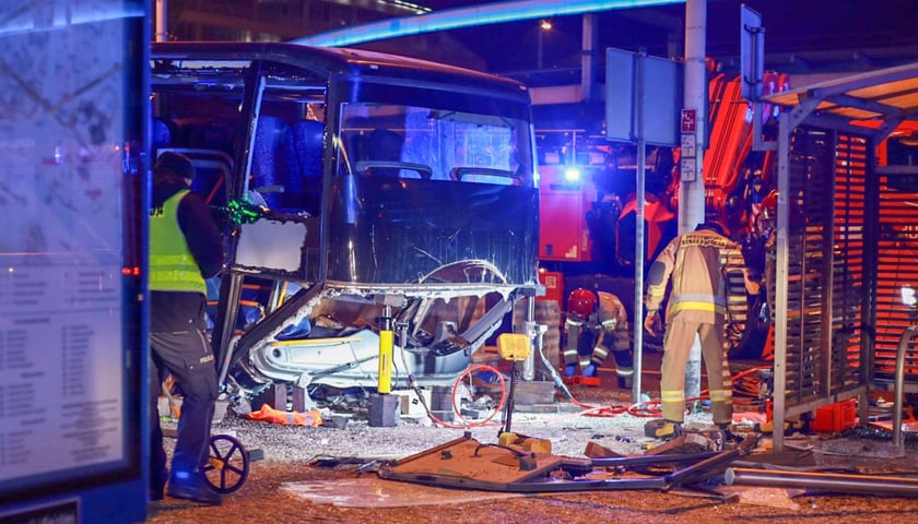 wypadek na rondzie Reagana, autobus wjechał w przejście podziemne