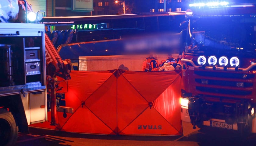 wypadek na rondzie Reagana, autobus wjechał w przejście podziemne
