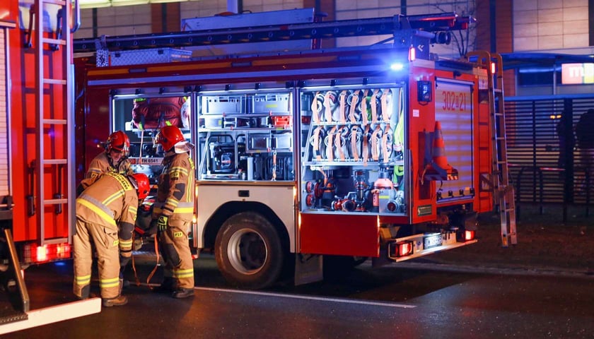 wypadek na rondzie Reagana, autobus wjechał w przejście podziemne