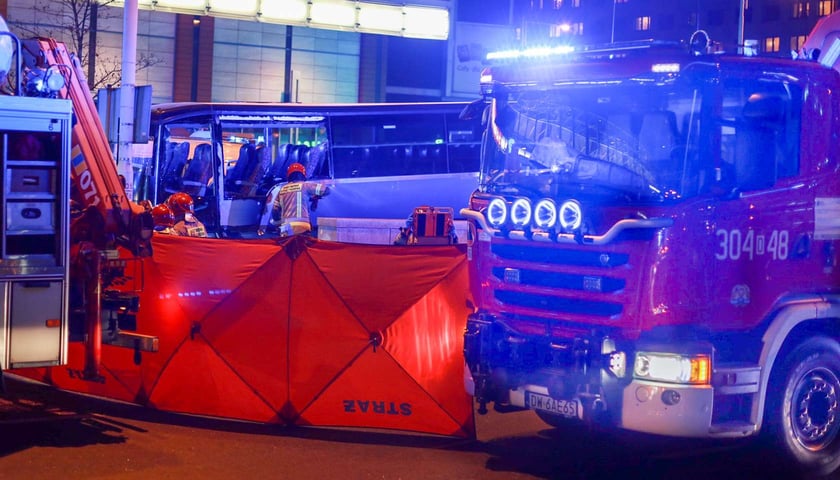 wypadek na rondzie Reagana, autobus wjechał w przejście podziemne