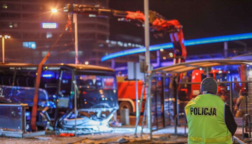 wypadek na rondzie Reagana, autobus wjechał w przejście podziemne