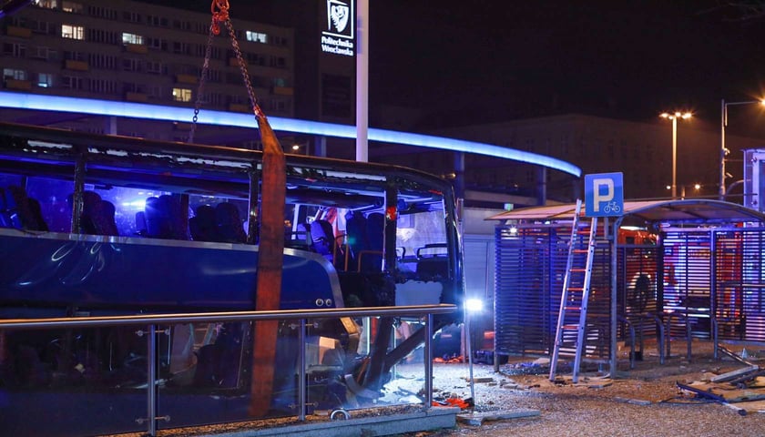 wypadek na rondzie Reagana, autobus wjechał w przejście podziemne