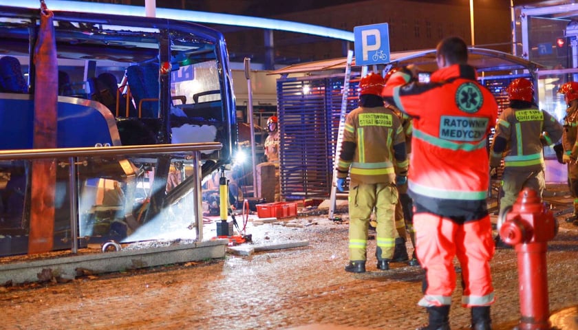 wypadek na rondzie Reagana, autobus wjechał w przejście podziemne